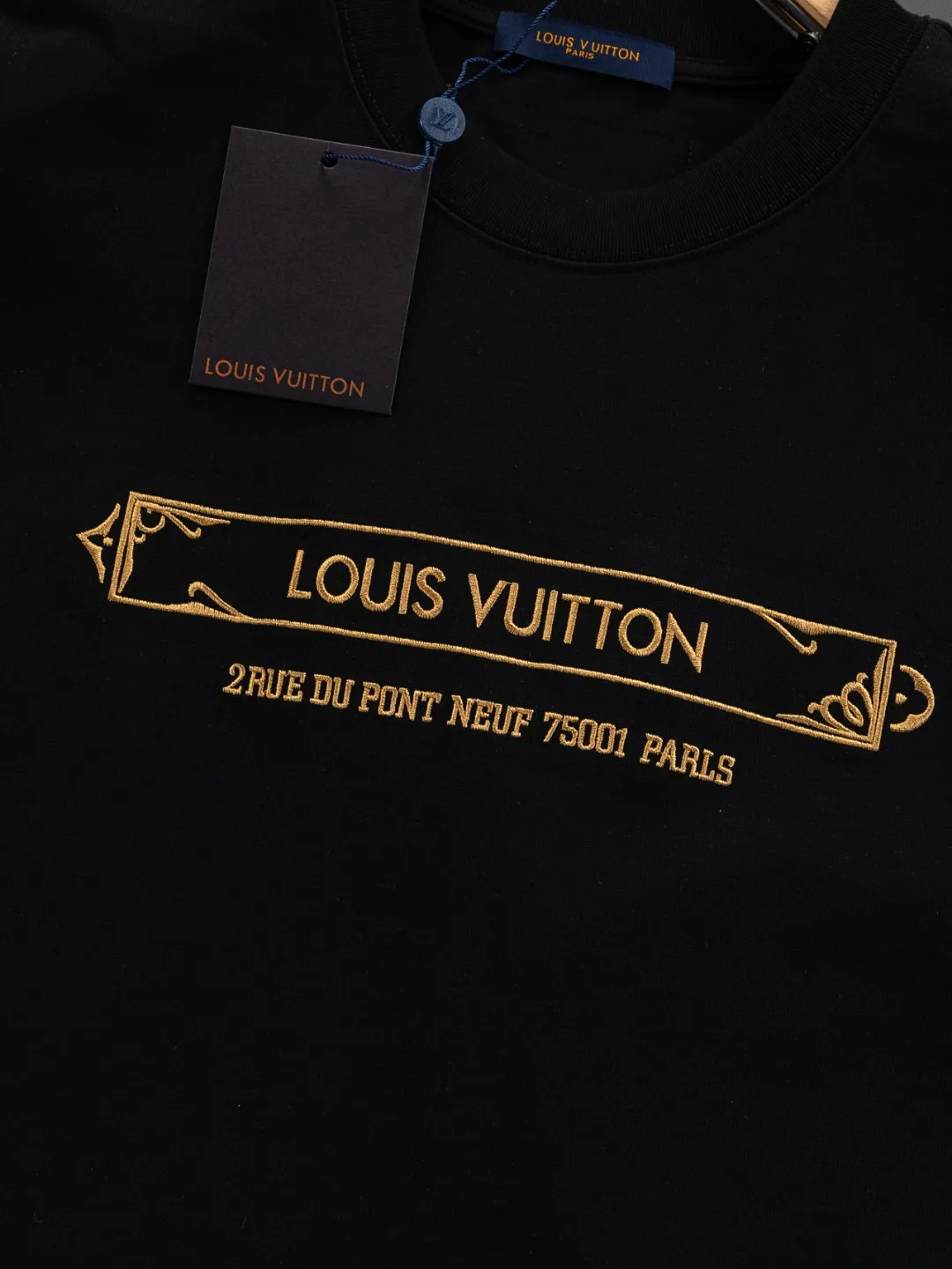 🅿️190 Louis Vuitton 1V LV lv slightly wide version S-XL LV 26ss new products are available at counters simultaneously. Multiple craftsmanship. Gold thread jacquard checkerboard letters on the chest🪡 embroidery. Round neck short-sleeved T-shirt, same style for men and women! Consigned to one-to-one creation. Synchronized with the official website, pure cotton fabrics at the counter! It is close to the skin and comfortable, durable and easy to wear. It has a classic and simple logo design and meticulous original craftsmanship. Short-sleeves, a must-have item for men, do not appear to be the same for the general public, but must be unique and eye-catching. This LV short-sleeve is all about quality, comfort, the same shape and fashion as always, including fabrics and cutting techniques. All of them have been made with great effort! 320 grams of washed pure cotton fabric, pure cotton is breathable, very refreshing and comfortable for daily wear. The rib knitting on the neckline is smooth and tight, and the neckline will not be skewed if you toss it at will. The loose version, you will find that it looks really good on the upper body. The overall is minimalist and neat, super versatile for daily use! Pair it casually with a pair of pants for a youthful look. A T-shirt will make your outfit crazy. It is a fashionable item that can never go wrong! Color: Black White Size: S-XL Size chart: S: Shoulder width 50-Bust 56-Length 70 M: Shoulder width 52-Bust 57-Length 72 L: Shoulder width 54-Bust 59-Length 74 XL: Shoulder width 56-Bust 62-Length 76